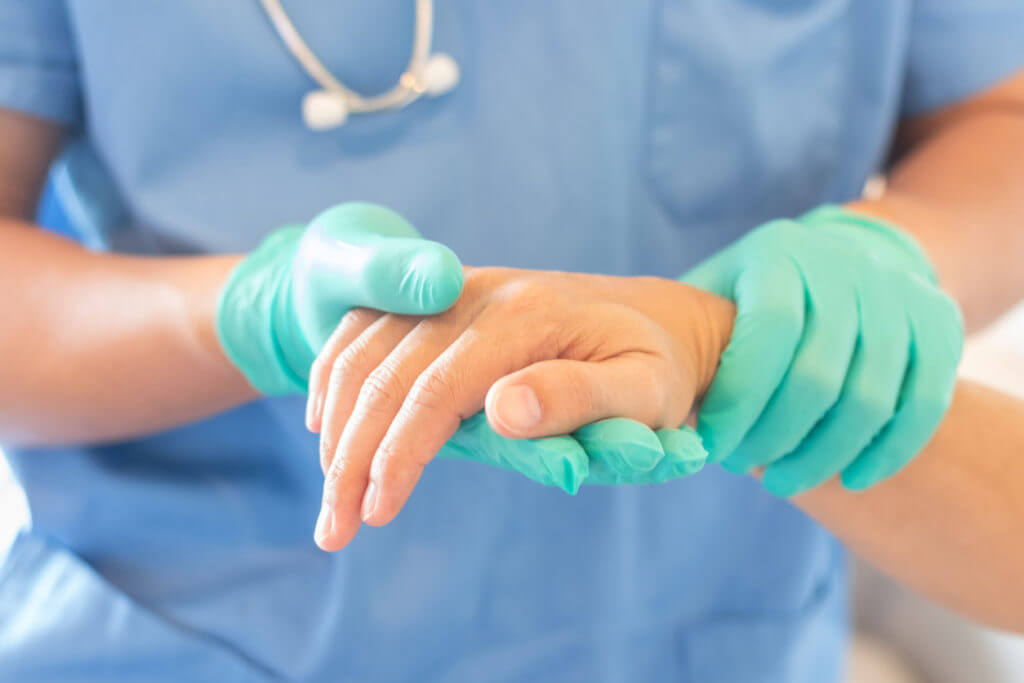 برسی جراحی دست و بازو توسط متخصص جراحی دست